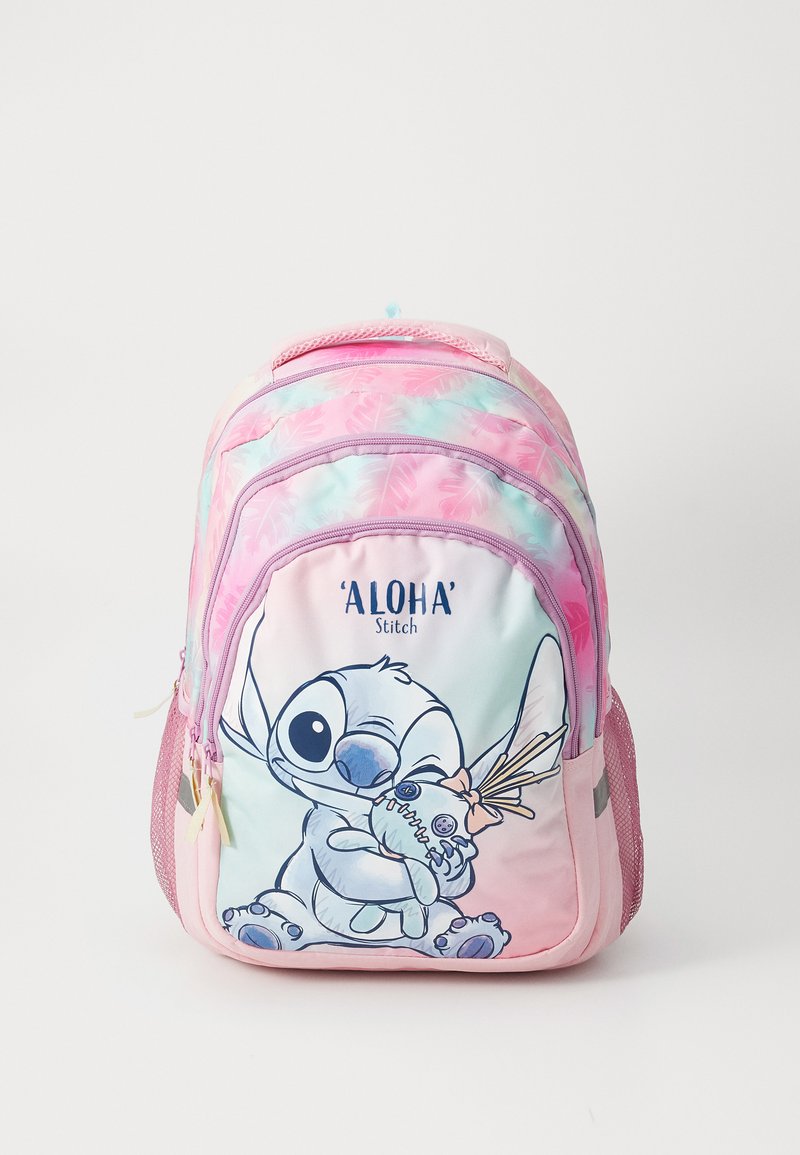Rosa und pastellfarbene Rucksack mit dem Text "Aloha" und der Cartoon-Figur Stitch, die eine kleine Puppe hält, in der Mitte, mit Blattmustern oben.