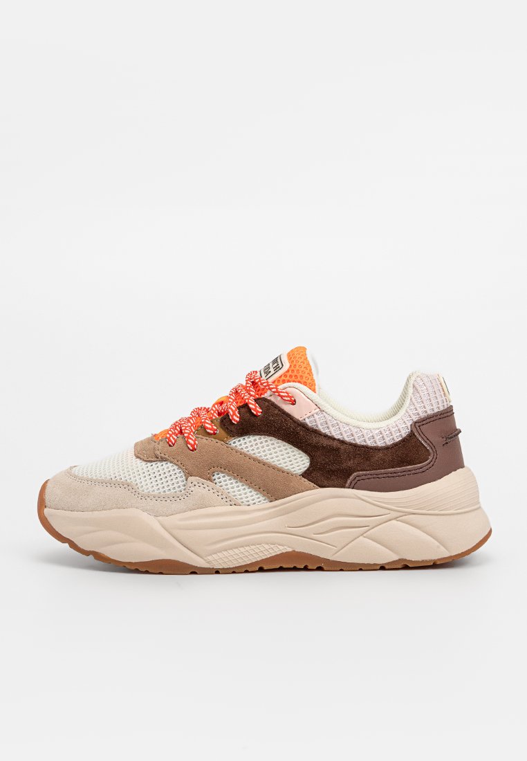 Warstwowe sneakersy w odcieniach beżu, brązu i pomarańczy, wykonane z siateczki i zamszu, z grubą gumową podeszwą i jasnymi sznurówkami.