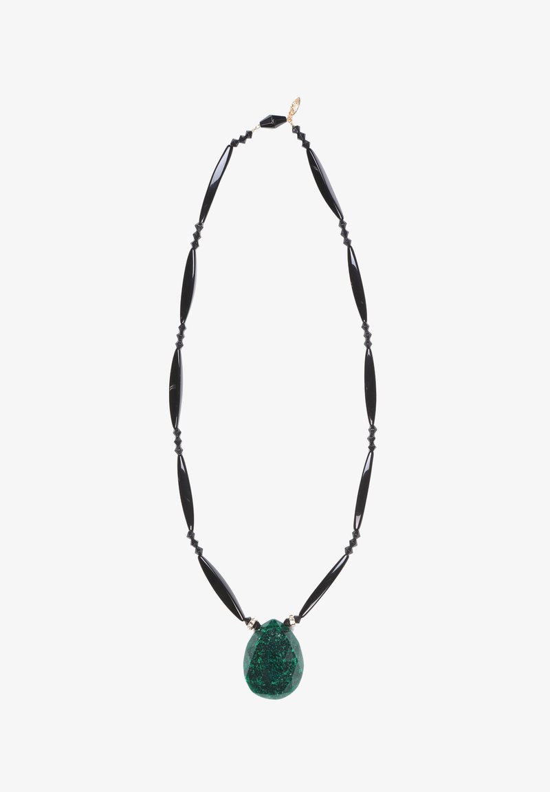 Collier noir en perles avec un grand pendentif en pierre verte polie en forme de goutte au centre.