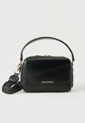 Sort Valentino læderhåndtaske med guldtone logo, topgreb, aftagelig skulderrem med mærke og diagonal syet detalje på forsiden.