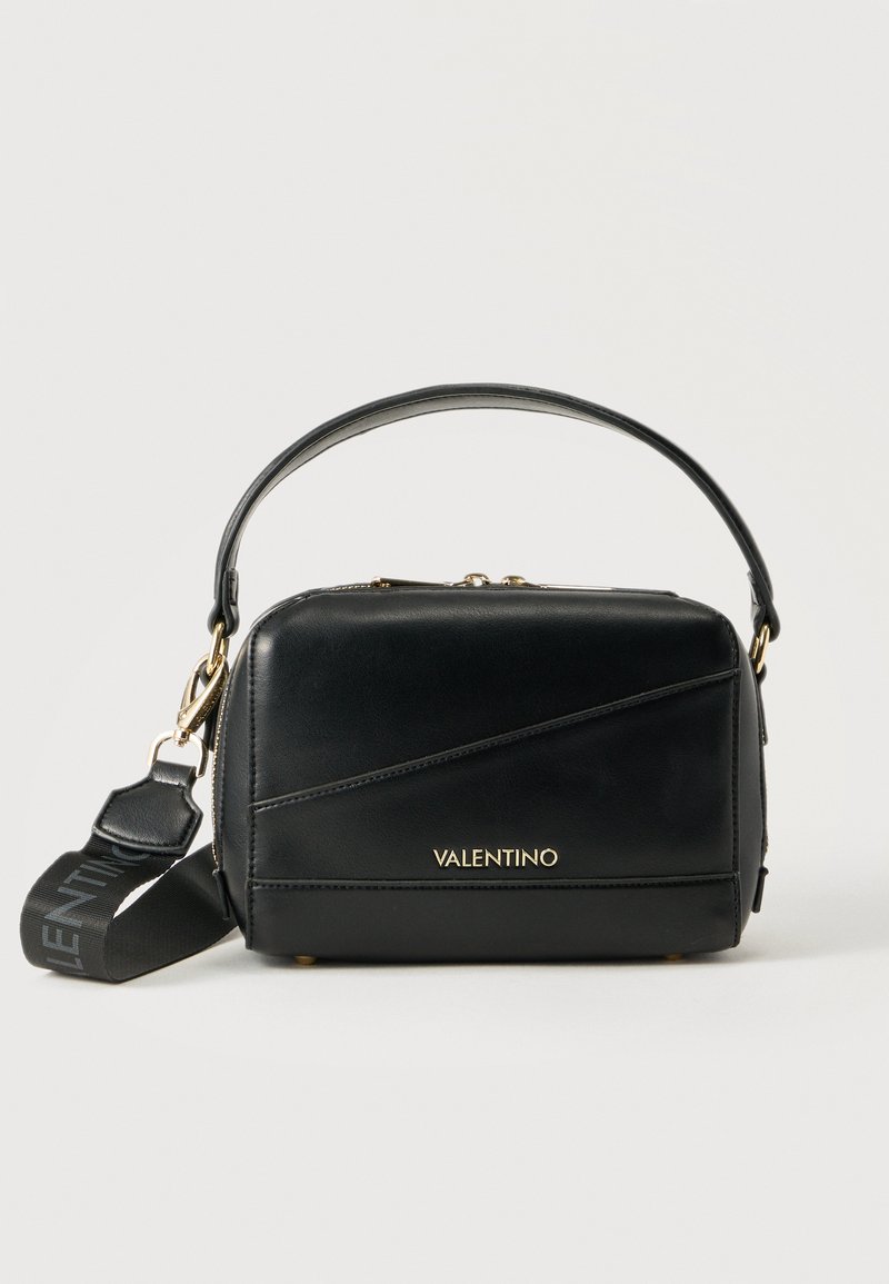 Μαύρη δερμάτινη τσάντα χειρός Valentino με χρυσό λογότυπο, πάνω λαβή, αποσπώμενο δερμάτινο λουρί ώμου με λογότυπο και διαγώνια ραφή στο μπροστινό μέρος.