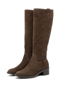 Brązowe zamszowe botki do kolan z zwężanym noskiem i blokowym obcasem, z delikatnymi detalami w postaci przeszyć oraz gładką teksturą.