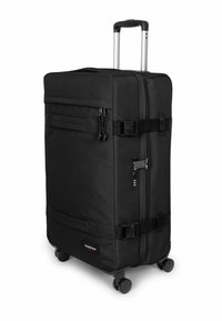 Schwarzer Rollkoffer aus strapazierfähigem Stoff mit Teleskopgriff und vier Rädern; verfügt über eine Fronttasche, Reißverschluss und einen stabilen Tragegurt.