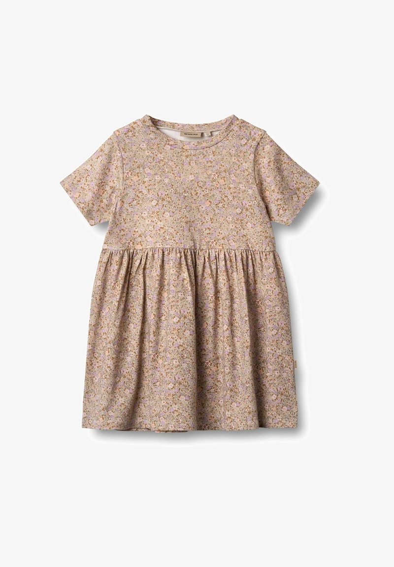Jasno beżowa sukienka z krótkimi rękawami, wzór w kwiaty w odcieniach różu, fioletu i żółci, dopasowany gorset oraz marszczona spódnica poniżej talii.