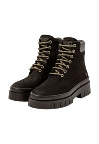 Botines de ante negros con ojales en contraste, cuello acolchado y una suela gruesa y resistente. Cremallera lateral para un fácil acceso.