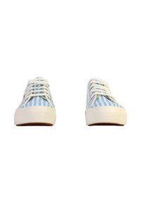 Zapatillas de lona a rayas azul y blanca con cordones blancos, suela de goma y paredes laterales texturizadas; diseño minimalista sin logotipos ni adornos.