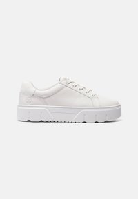 Hvit lær sneakers med tykk hvit gummisåle, rund tå og snøring. Har diskret merkevare på hælen og glatt tekstur.