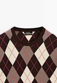 Bordeauxroter Baumwollpullover mit Argyle-Muster aus beigen und hellrosa Rauten, rundem Ausschnitt und gerippten Bündchen.