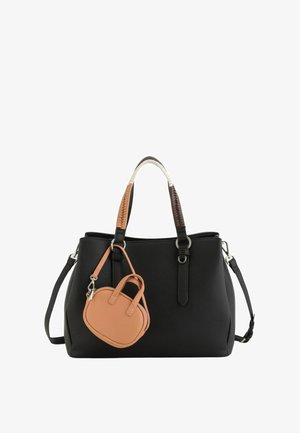 Bolso negro texturizado con asas trenzadas bicolor y mini bolso marrón desmontable sujeto en la parte frontal.