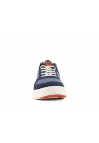 Baskets bleues et marines avec une tige en suède et en tissu, dotées de lacets blancs, d'accents oranges sur la semelle et d'une semelle extérieure en caoutchouc texturé.