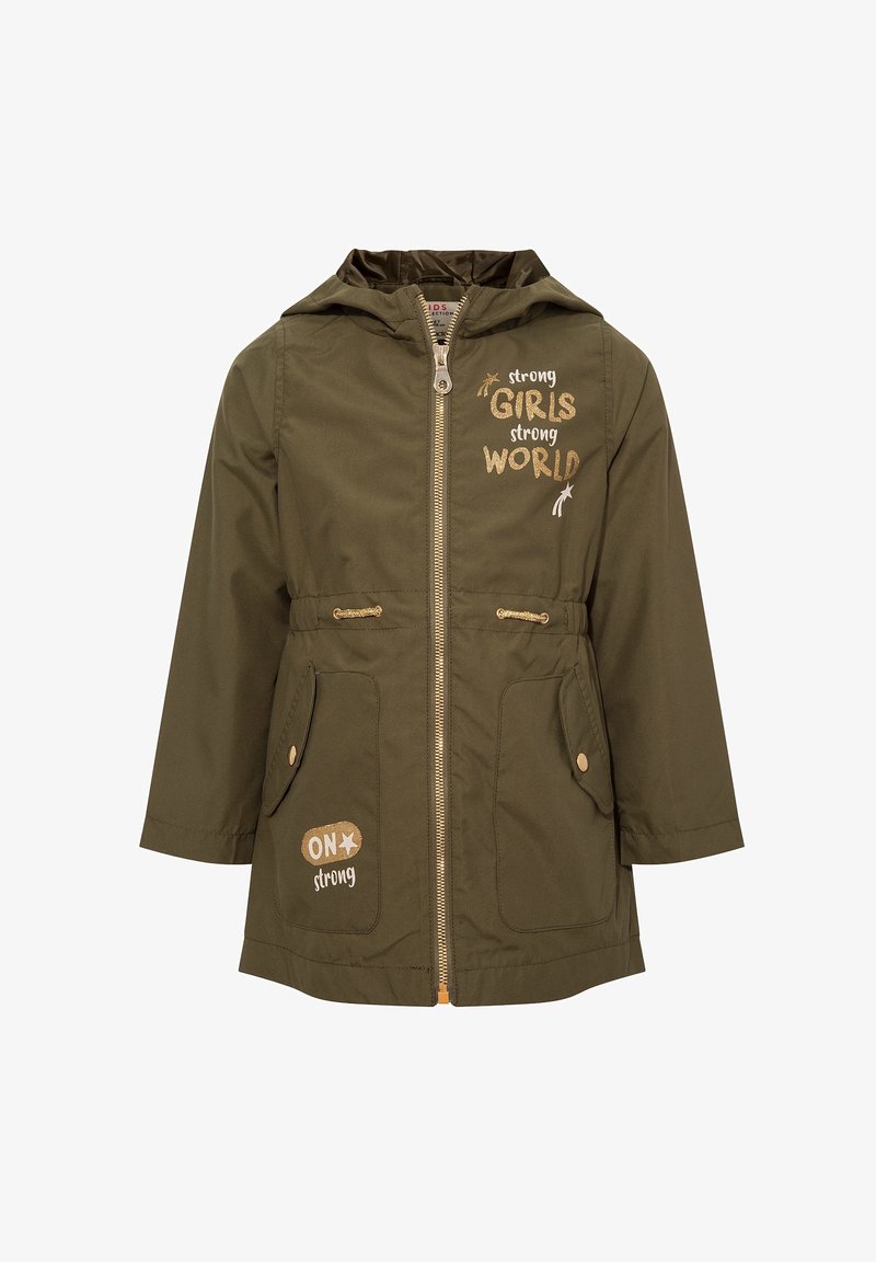 Veste à capuche verte pour filles avec fermeture éclair, poches avant, et texte « strong GIRLS strong WORLD » et « ON strong » imprimé dessus.