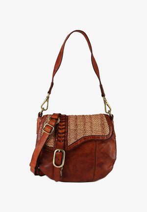 Braune Ledertasche mit geflochtener Strohlasche, verstellbarem Riemen und goldfarbenen Beschlägen. Verfügt über eine strukturierte Oberfläche und ein geschwungenes Design.