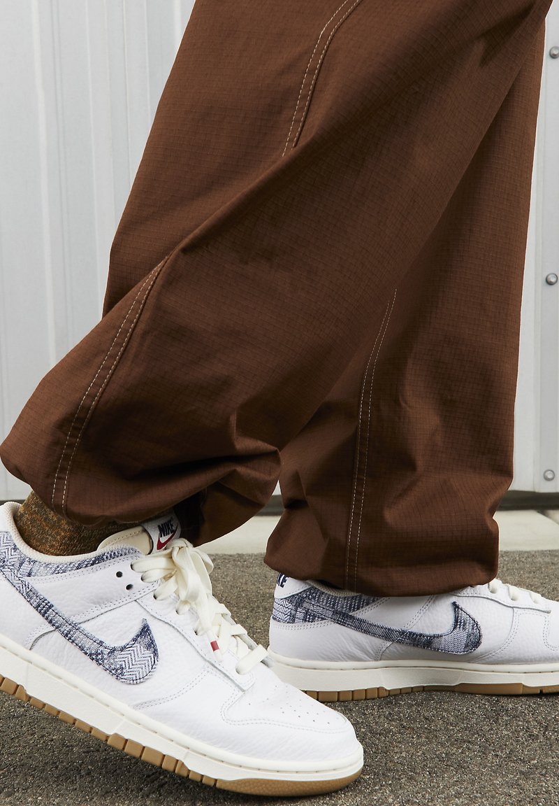 Nike Sportswear DUNK LOW - Sneakers basse - white gym red sail midnight navy