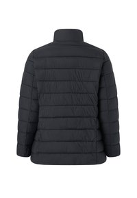 Zwarte getailleerde pufferjas met horizontale stiksels, lange mouwen en een opstaande kraag, weergegeven vanaf de achterkant.