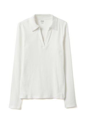 Wit geribd gebreid shirt met lange mouwen, een kraag en een V-hals, plat liggend op een witte achtergrond.