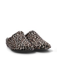 Zapatillas de casa de estampado de leopardo con una superficie suave y texturada, punta afilada y diseño de parte trasera abierta. Presentan acentos negros y tela suave.
