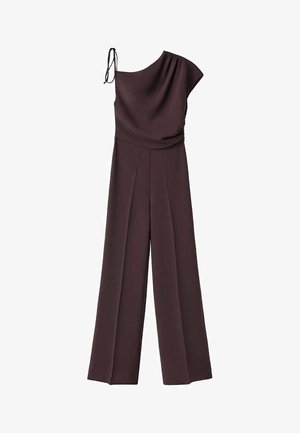 Combinaison une épaule de couleur marron foncé, fabriquée en tissu lisse, avec des jambes larges plissées et un détail à nouer sur l'épaule.