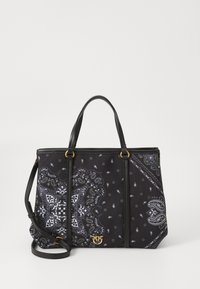 Zwarte draagtas met paisley bandana print, twee handvatten aan de bovenkant, afneembare schouderband en een klein gouden logo op de voorkant.