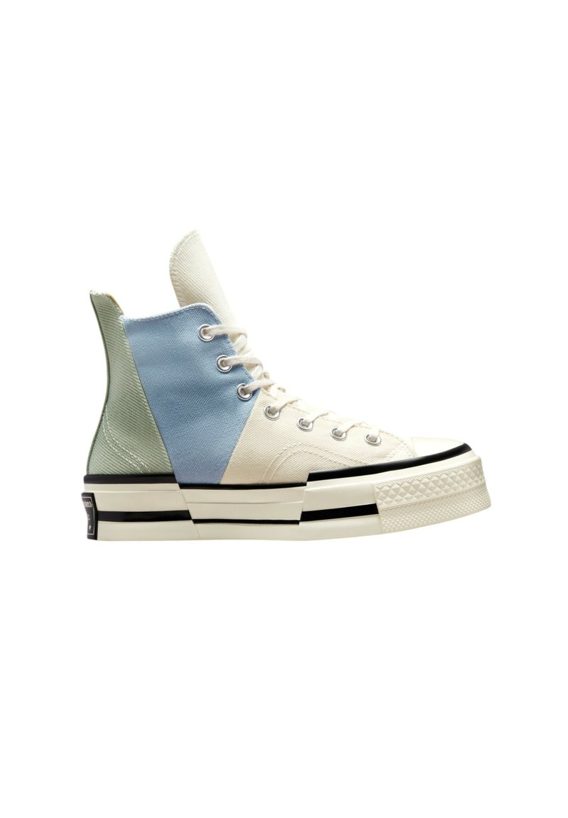 Sneaker alta caratterizzata da una combinazione di materiali in tela blu, verde e bianco, con una spessa suola in gomma e dettagli neri a contrasto.