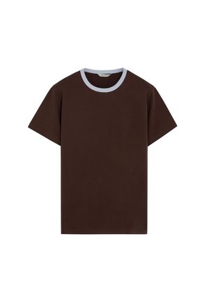 Mørkebrun T-shirt med korte ærmer, kontrastfyldt lysegrå rund halsudskæring og diskret logo på brystet.