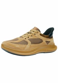 Sneaker in suede tan con pannelli in mesh, design con lacci rotondi, suola imbottita e accenti in pelle nera sul tallone. Presenta superfici texture.