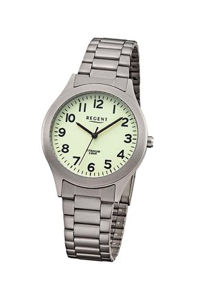 Montre-bracelet analogique en titane argenté avec cadran luminescent, chiffres noirs et bracelet à maillons en métal affichant 10h09m36s.