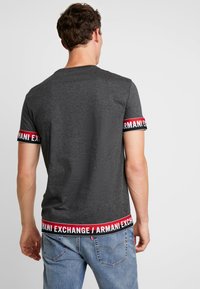 Armani Exchange Triko s potiskem - dark grey