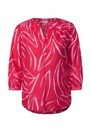 Rode blouse met een V-hals en driekwartmouwen, voorzien van een roze bladerenpatroon en knoopdetail aan de voorkant.