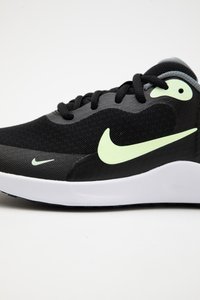 Basket noir à tige en maille, accents gris et logo Nike vert clair. Présente une semelle intermédiaire blanche et une semelle texturée pour l'adhérence.