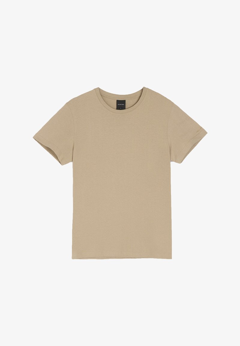 Beżowa koszulka z krótkim rękawem, wykonana z miękkiego, lekkiego materiału. Posiada okrągły dekolt i standardowy krój, bez widocznych wzorów czy akcentów.