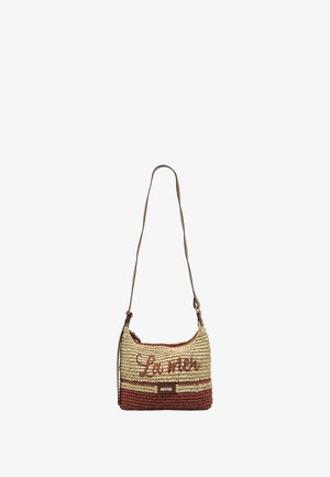Borsa a tracolla intrecciata nei colori beige e ruggine con ricamo del testo "La mer" e tracolla marrone regolabile.
