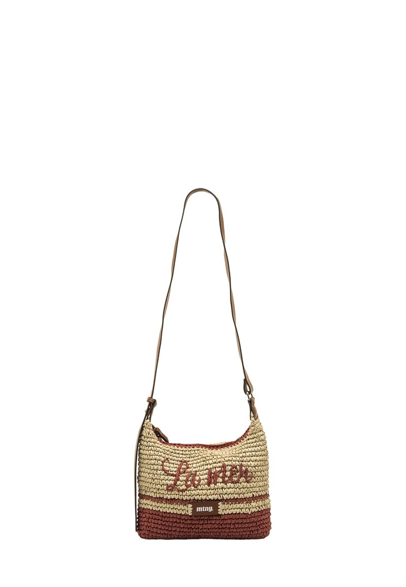 Borsa a tracolla intrecciata nei colori beige e ruggine con ricamo del testo "La mer" e tracolla marrone regolabile.