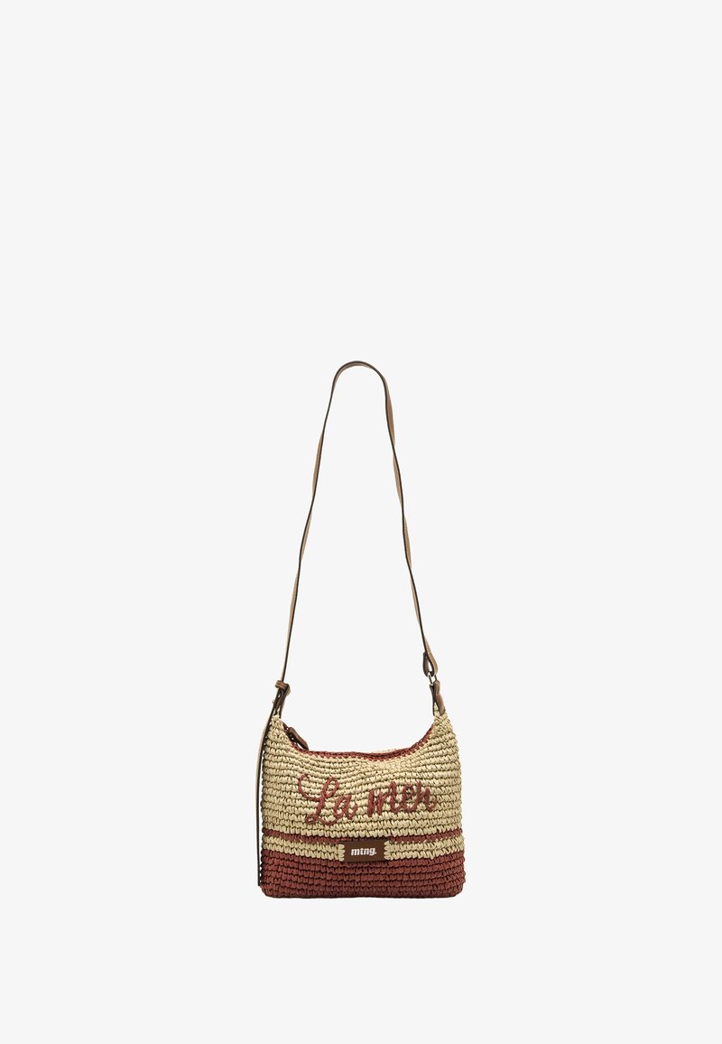 Borsa a tracolla intrecciata nei colori beige e ruggine con ricamo del testo "La mer" e tracolla marrone regolabile.