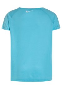 Camiseta atlética azul claro hecha de tejido de malla transpirable, con mangas cortas y un pequeño logo blanco de Nike en la parte de atrás.