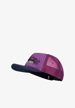 Casquette trucker violette et marine avec dos en maille, motif de montagne et de tente, et texte "Nature's Nomads" sur le panneau avant.
