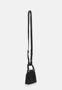 Sac bandoulière en cuir noir avec une forme structurée, une bandoulière réglable, des accents en métal doré et deux poches avant.