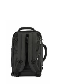 Czarny plecak wykonany z trwałego materiału, z regulowanymi, wyściełanymi paskami, akcentami z siatki oraz uchwytem do noszenia u góry. Widoczne kieszenie na zamek.