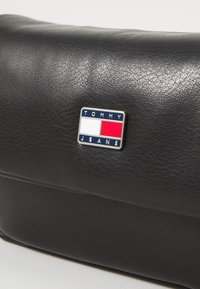 Tommy Jeans PILLOW FLAP CROSSOVER - Cross body bag - black