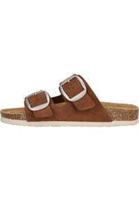 Bruine suede slipper sandaal met twee verstelbare zilveren gespen, kurken voetbed en lichte zool, met een gestructureerd oppervlak en een open teen ontwerp.