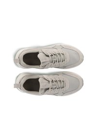 Hellgraue Sportschuhe aus einer Kombination von Mesh- und Wildledermaterialien, mit runder Zehenform, Schnürdesign und sanften, strukturierten Akzenten.