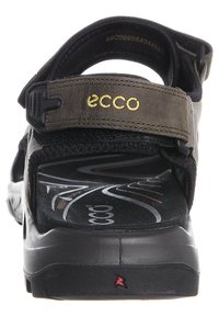 Sandal nera e grigia con una fascia testurizzata, chiusura regolabile in velcro e soletta morbida con design curvo e dettagli del logo.