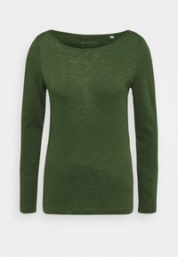 Dunkelgrünes langärmliges Damen-T-Shirt mit Rundhalsausschnitt und subtiler Melange-Textur, auf einem schlichten weißen Hintergrund präsentiert.