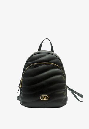 Zaino in ecopelle nero con design trapuntato, dotato di una tasca frontale con cerniera, dettagli in oro e un accento logo circolare.