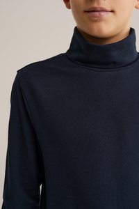 Marinblå polotröja i mjuk bomull; har långa ärmar och en figurnära design med en ren halsringning och minimal sömnad.