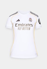 Biely jersey s krátkym rukávom, čiernymi detailmi, žltým lemom a logom "Emirates Fly Better". Obsahuje erb Real Madrid na hornej ľavej strane.