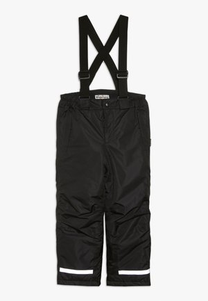 Czarne ocieplane spodnie zimowe dla dzieci z regulowanymi szelkami zakładanymi na krzyż oraz odblaskowymi paskami przy mankietach dla lepszej widoczności.