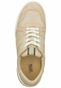 Helle Beigefarbene Sneakers aus Leder und Wildleder, mit weißen Schnürsenkeln, einem gestreiften Akzent an der Ferse und einer gepolsterten Innensohle.