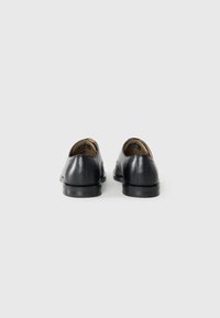 Calvin Klein Pensko med snøring - triple black