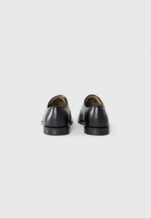 Uvrstitev 11: Calvin Klein - Elegantni čevlji z vezalkami
