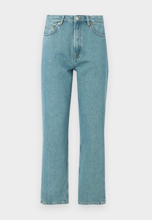 Světle modré, vysoké džíny s rovnými nohavicemi. Vyrobené z denimu, mají přední kapsy a zapínání na knoflík.